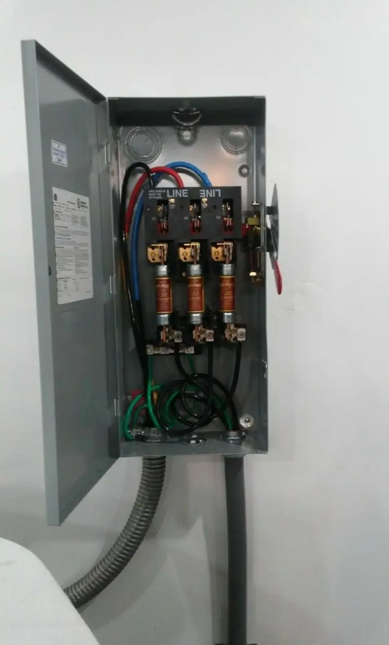 Three-phase disconnect switch installed for Smoke Detector Installation in Cottondale